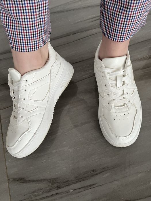 Adidasi Sinsay ca noi