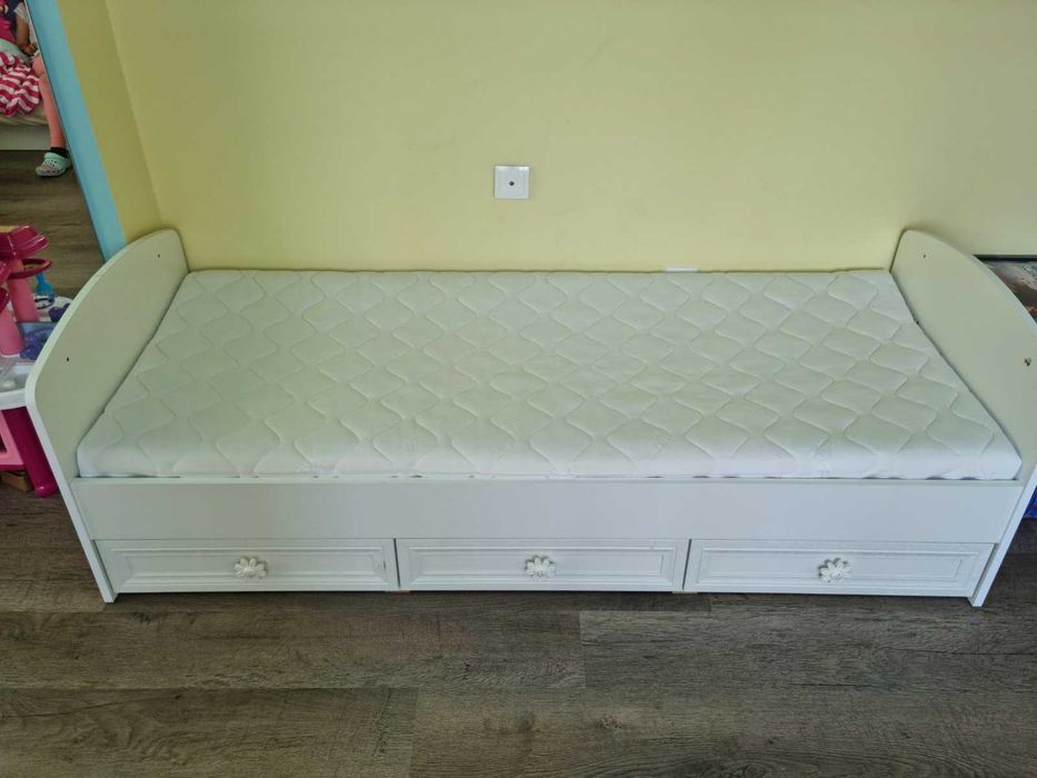 Бяло детско легло
