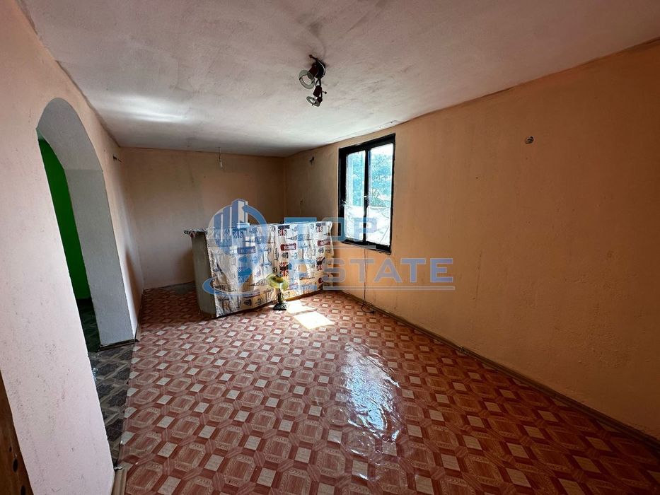 Двуетажна тухлена къща с хубава локация в село Борово, област Русе