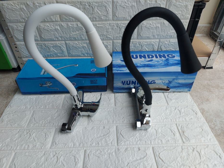 Стенен смесител за мивка.