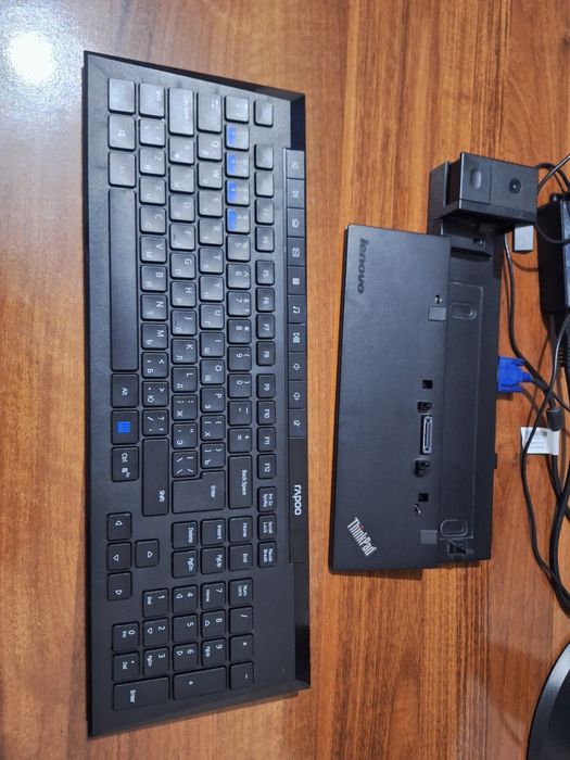 Монитор, док станция и клавиатура