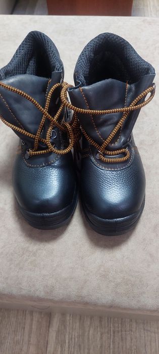 Продам рабочие ботинки