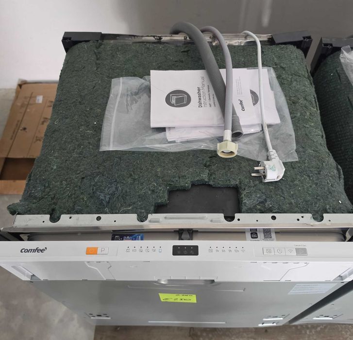 Comfee CDWPB1215PB е напълно вградена съдомиялна машина с ширина 60 см