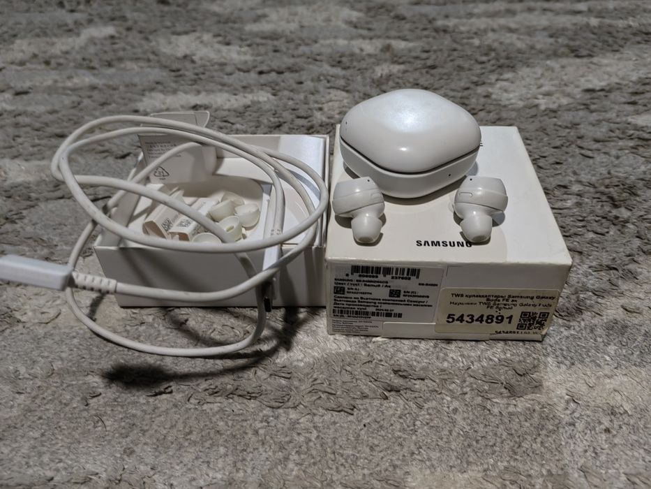 Galaxy Buds FE наушники.