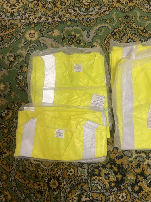 Продам жилет и жождевик