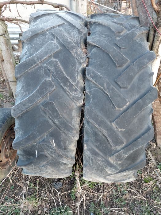 Vând cauciuc tractor una pereche pe30. Și una pe 20