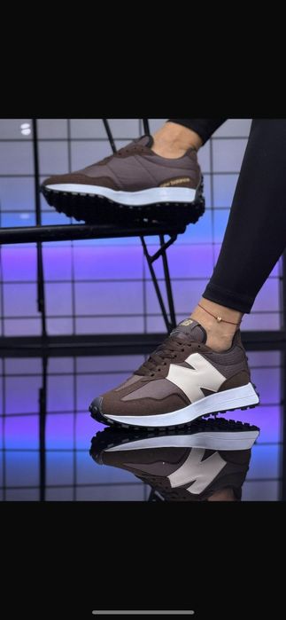 New Balance 327.
