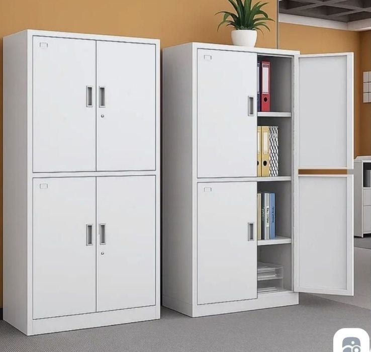 Металлический шкаф.