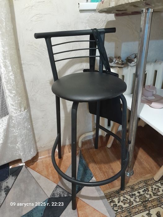 Продаётся барный столик с двумя стульями