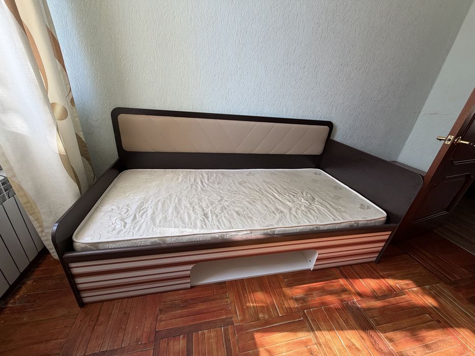 Кровать с матрасом