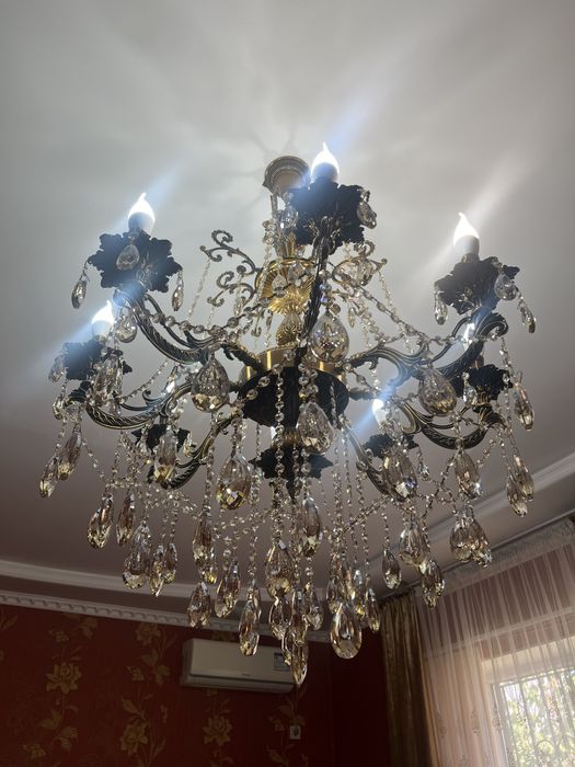 Люстра в идеальном состояний.