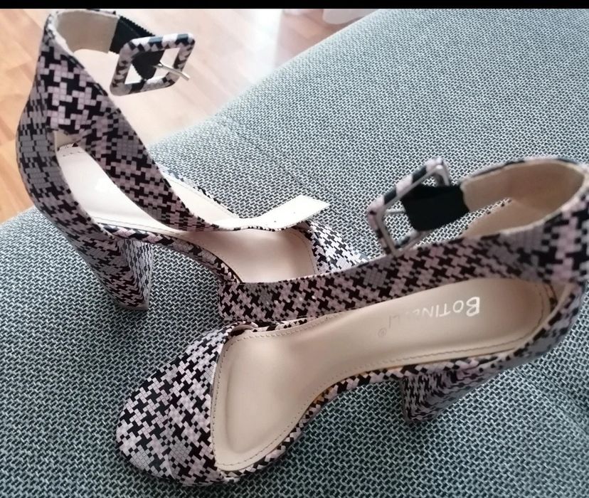 Sandale marimea 35 cu interiorul de 22.5 cm