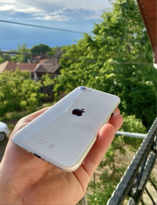 Vând iPhone SE 2020