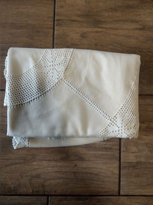 Fata de masa cu dantela crosetata