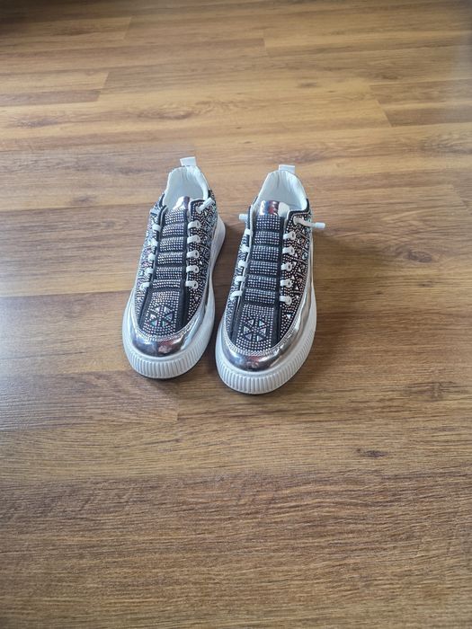 Чисто нови обувки