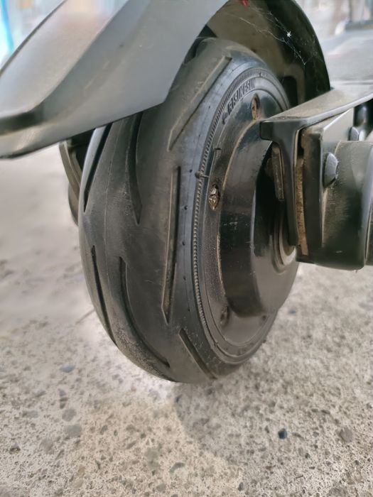 Trotinetă electrică foarte ușoară si pliabilă