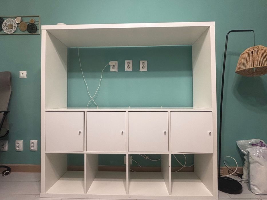 Etajeră Ikea cu spațiu TV