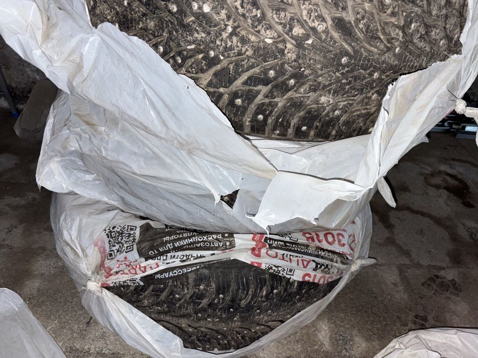 Зимние шины 275/50/21 с шипами