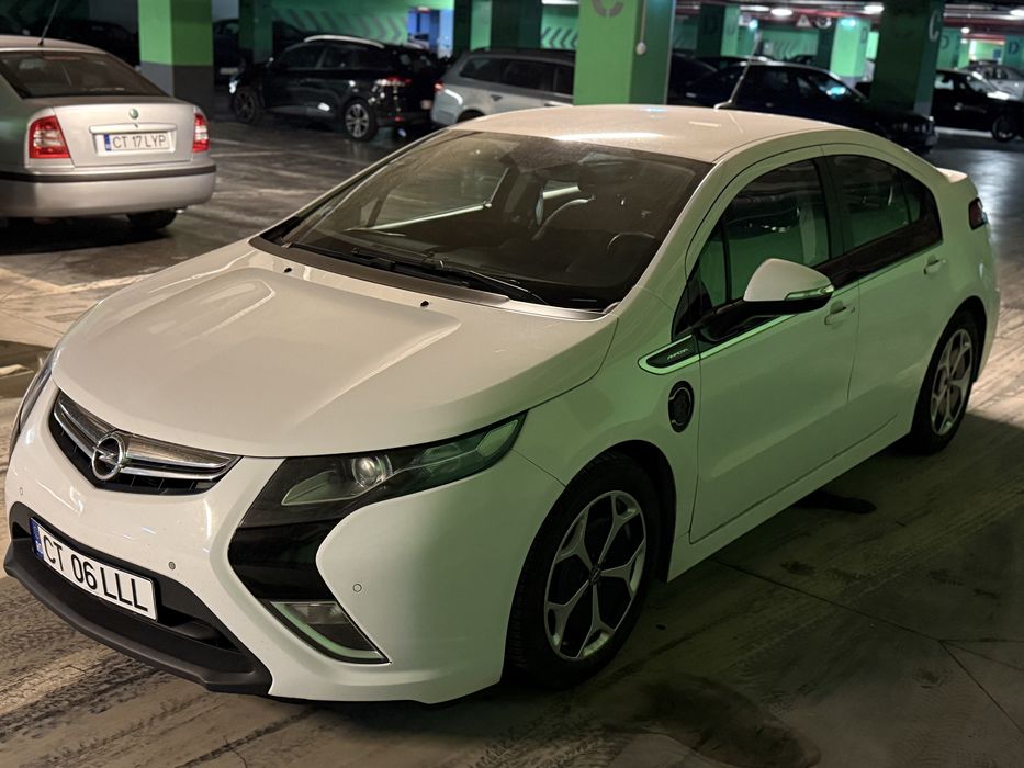 Inchiriere auto Seat Leon/Opel Ampera