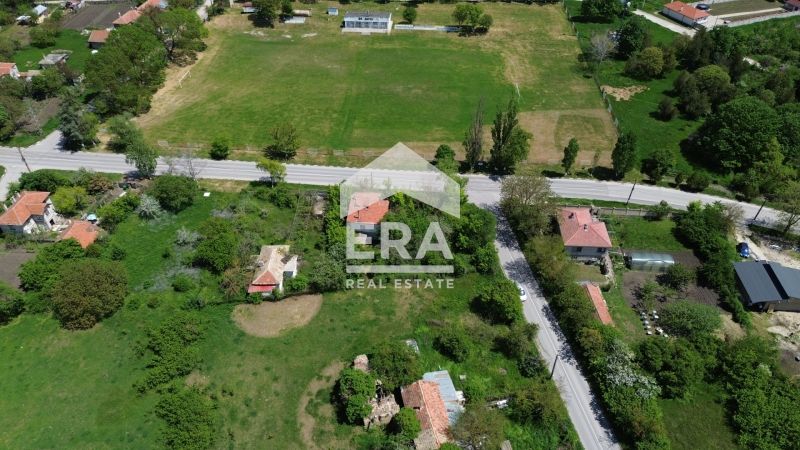 Ексклузивна, двуетажна, тухлена къща за продажба, с двор, ток и вода,