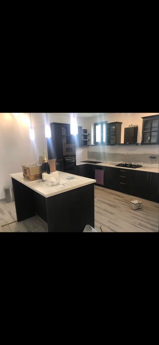 Vand 4 scaune de bar din lemn masiv