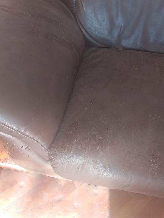 Диван кожаный в хорошем состоянии