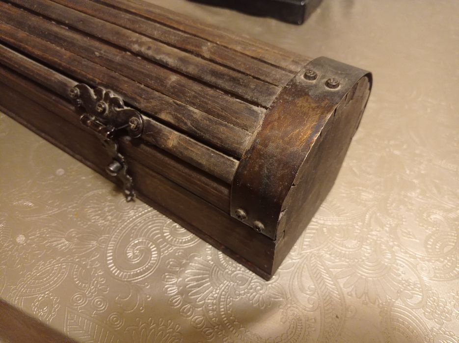 Дървен сандък/кутия с метален обков