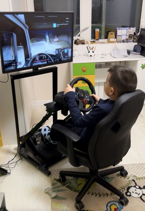 Logitech g29 със стойка