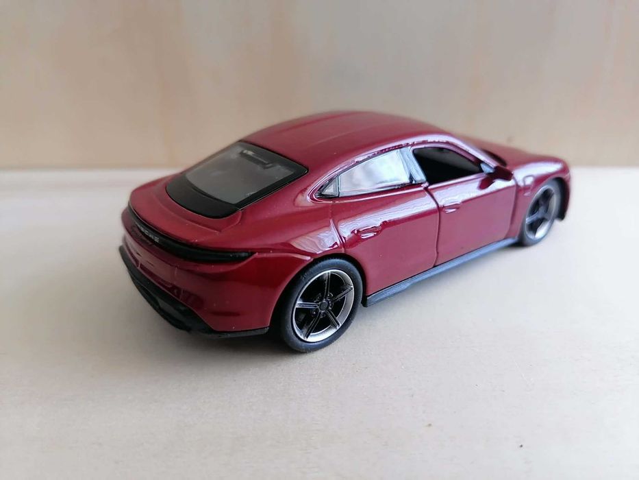 Порше Тайкан Турбо С в мащаб 1:34