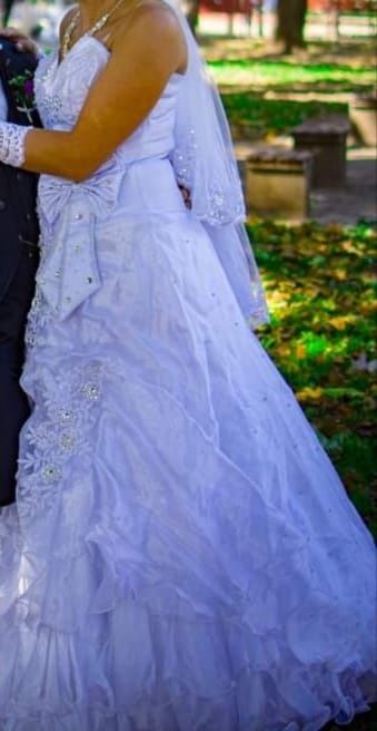 Șemineu,Rochie de mireasa și mai multe accesorii detalii in privat.