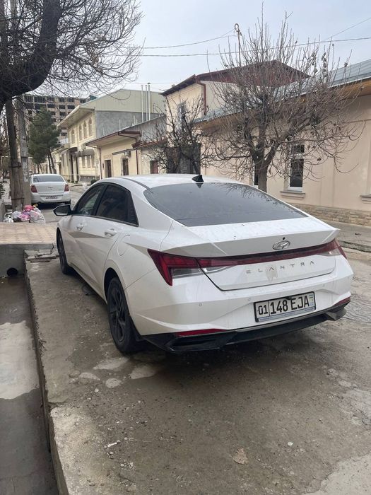 Hyundai Elantra белая