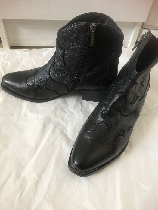 Вся обувь по 1500 тг