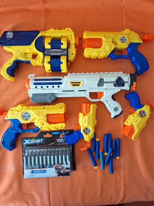 Colecție de arme de jucărie cu proiectile și accesorii marca X-Shot