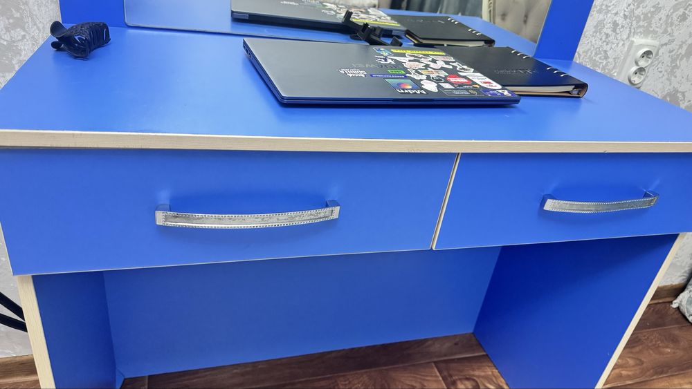 Туалетный столик для парихмахера либо для дома