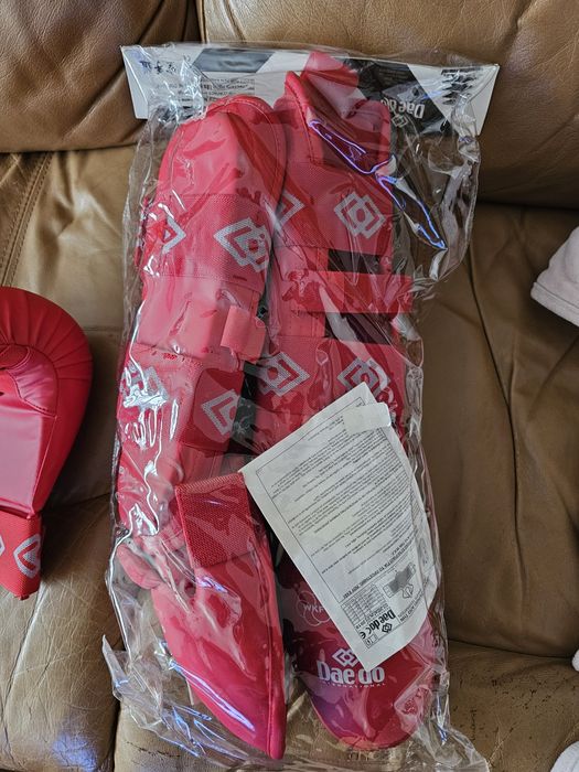 Продавам детски кори за крака и ръкавици за карате.