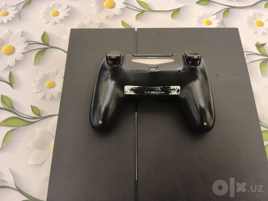 PlayStation 4 на 1tb с джстиком и 6 играми