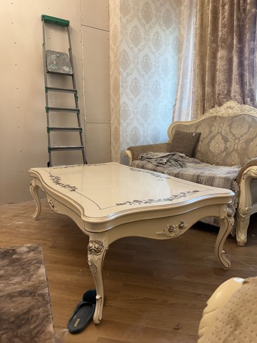 Стол деревянный с лаковым покрытием