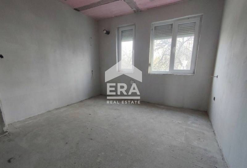 ЕКСКЛУЗИВНО! ЕРА Дръстър предлага за продажба тристаен тухлен апартаме