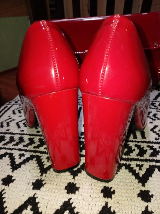 Обувки на висок ток