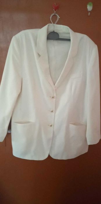 Дамско бяло сако