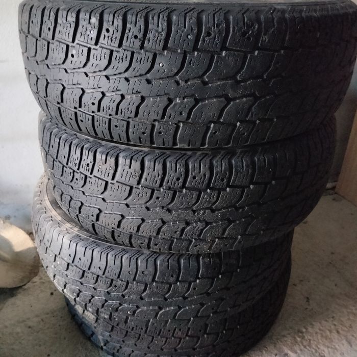 Балон 215/ 70/ 16 на Рав