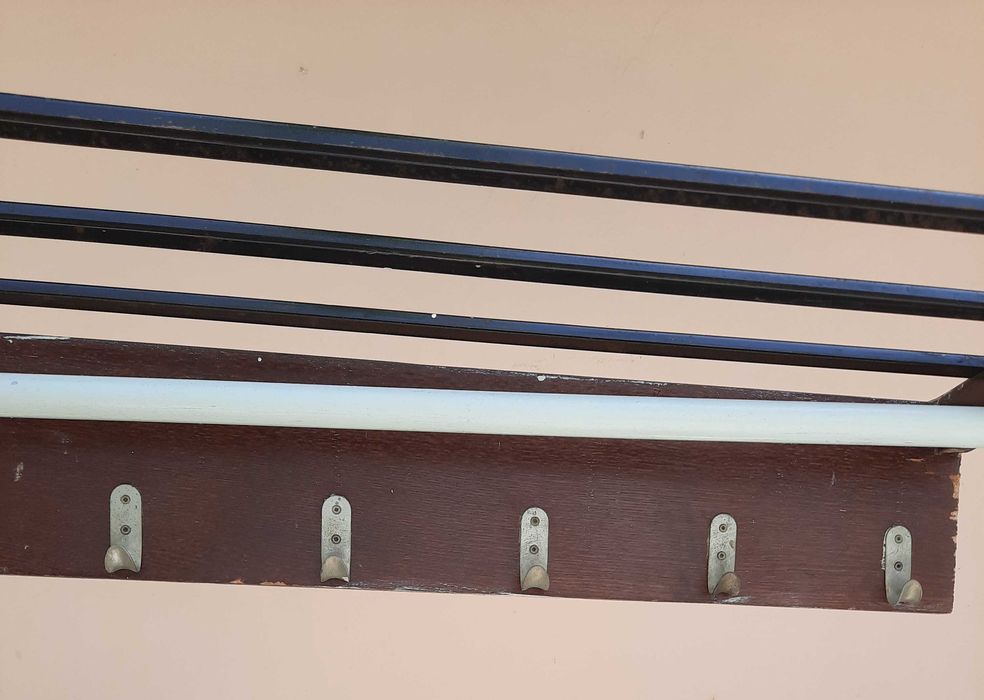 вешалка настенная с полкой для головных уборов