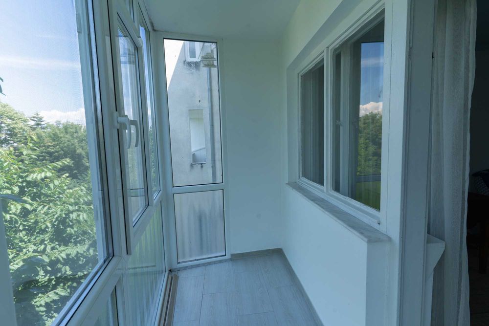Inchiriez apartament 2 camere, langa piata centrala, renovat complet, aer conditionat