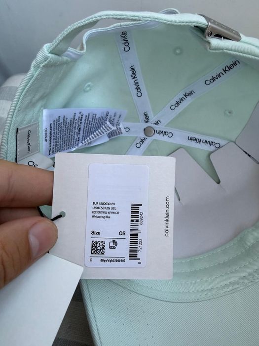 Calvin Klein șapcă unisex culoare albastru deschis  cu logo mic metalic mărime OS noua originala