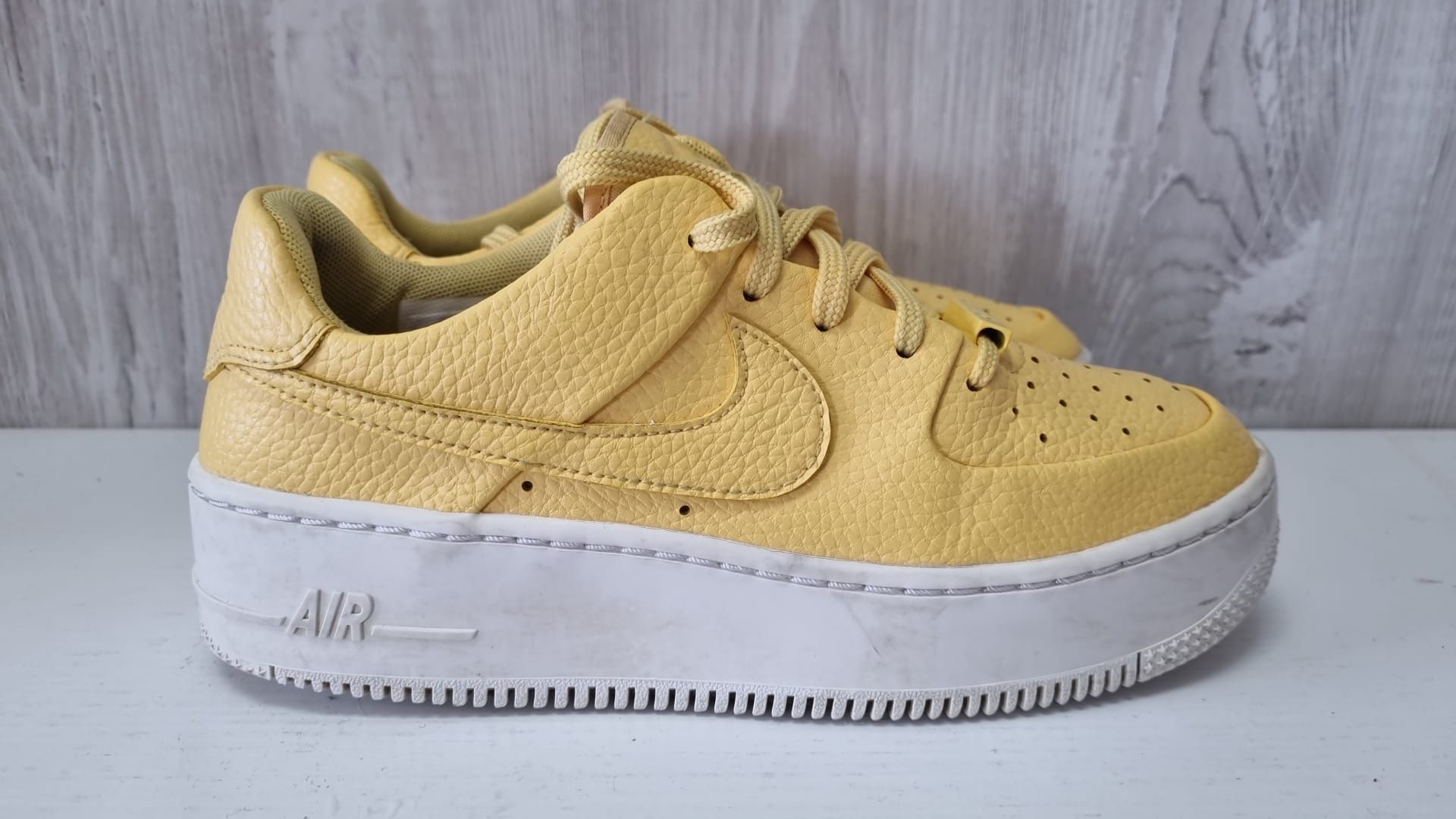 Nike air force sage cheap low yellow