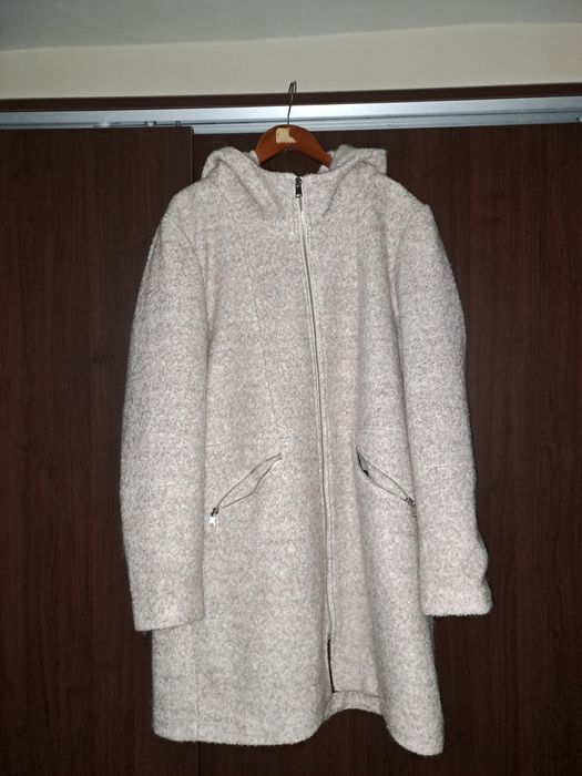 Vând f urgent haina de stofa crem ,cu gluga ,starefbuna