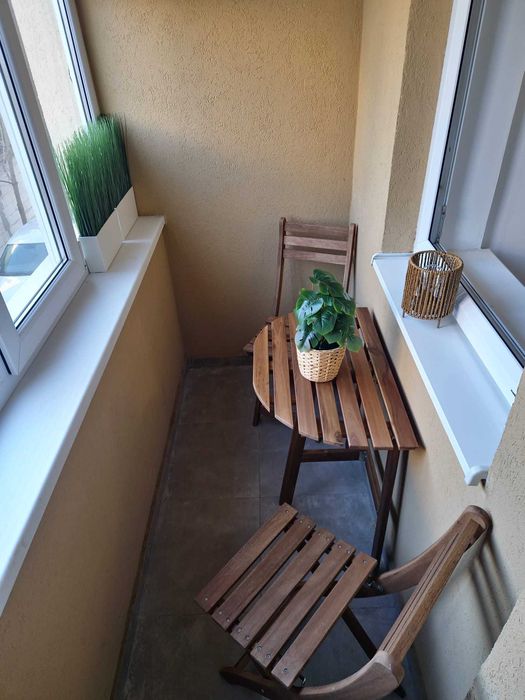 Garsonieră cu mobilă nouă, la etajul 1 din 3, în zonă de case