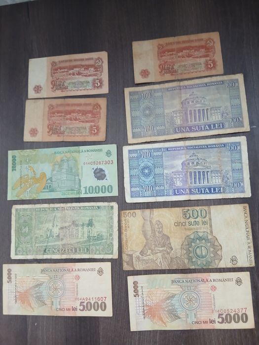 Bani vechi de vânzare.