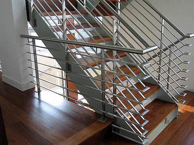 SCARI METALICE Interioare - Exterioare / Balustrade INOX si Metalice