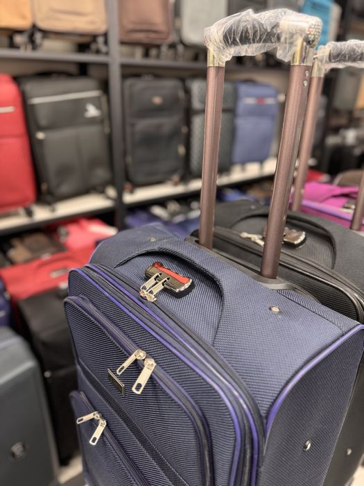 Текстильный чемодан средний на скидке